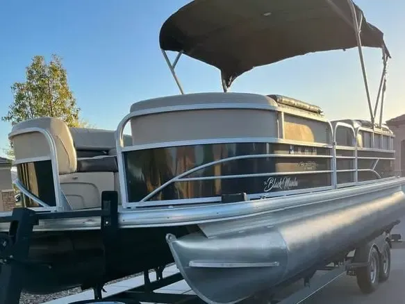 2018 Sun Tracker 22ft Party Barge DLX