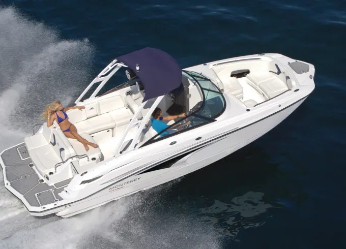 Monterey M6 25' for Exploring Lake Minnetonka
