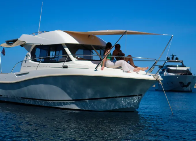 Jeanneau Merry Fisher 8 Powerboat for Charter