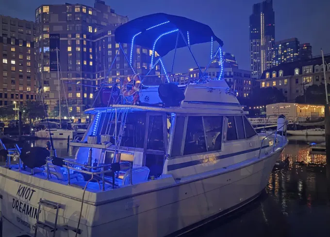 Family and friends Cruises with Bayliner 3270 Motor Yacht