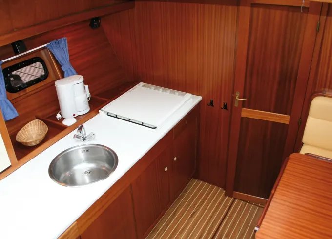 34' Vri-Jon Contessa 1040 Motor Yacht Charter in Drachten, Netherlands