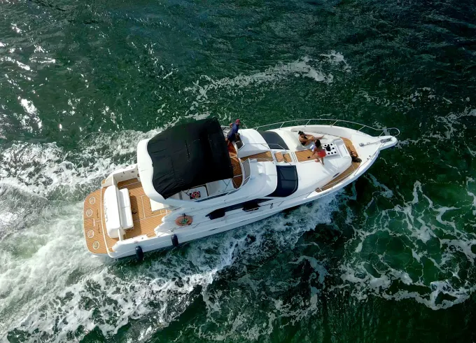 46ft Flybridge SeaRay Motor Yacht Rental in Cancún, Super Spacious!
