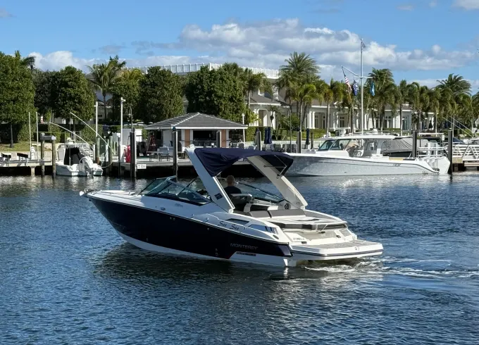29ft Monterey Deck Boat | Luxury Gulf Breeze Cruise for Up to 6 Guests
