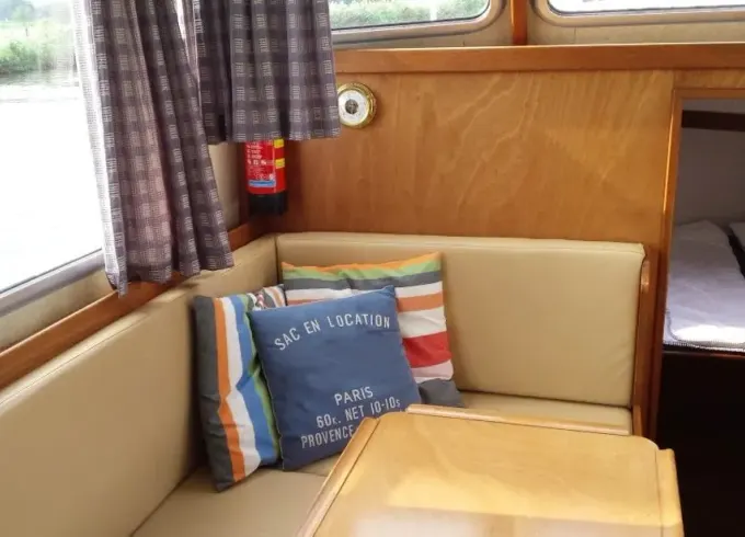 34' Rogger 1050 Salon Motor Yacht Charter in IJsselstein