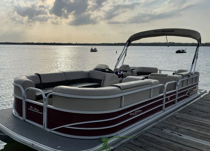 2018 Sun Tracker Party Barge 24 DLX Pontoon | Lake Weatherford