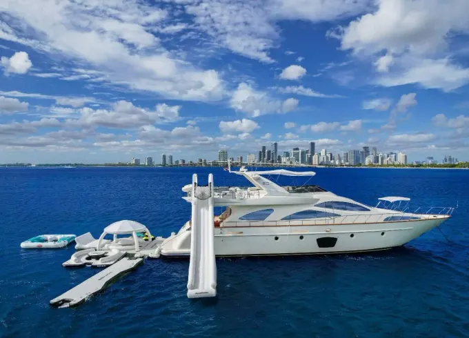 Charter the 80' Luxury Azimut Magic-Yacht in Cancún