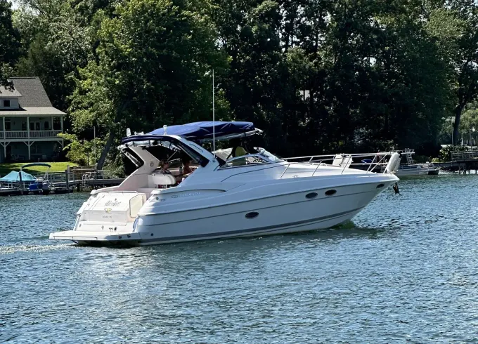 36ft Regal 3560 Sports Yacht on Lake Norman