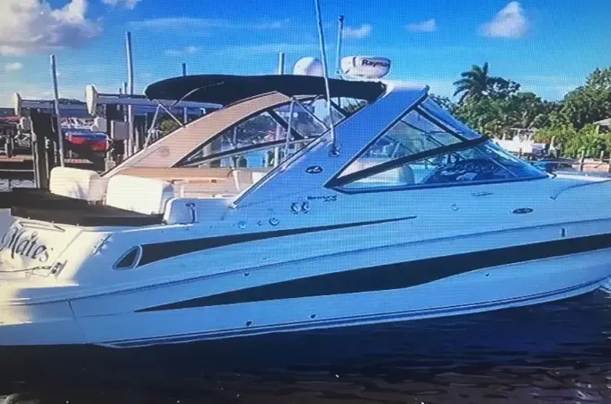 Perfect Comfortable Sea Ray 370 Venture Powerboat for Daily Charter in Stuart
