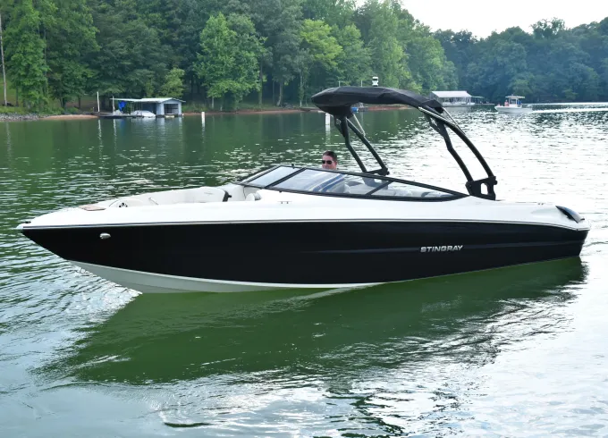Magnificent, Top of The Line Rental On Lake Lanier. STINGRAY 23 FT 300 HP!!!
