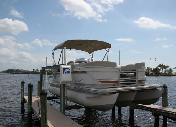 Pontoon Boat Starcraft Tritoon140HP Rental with Bluetooth Soundsystem