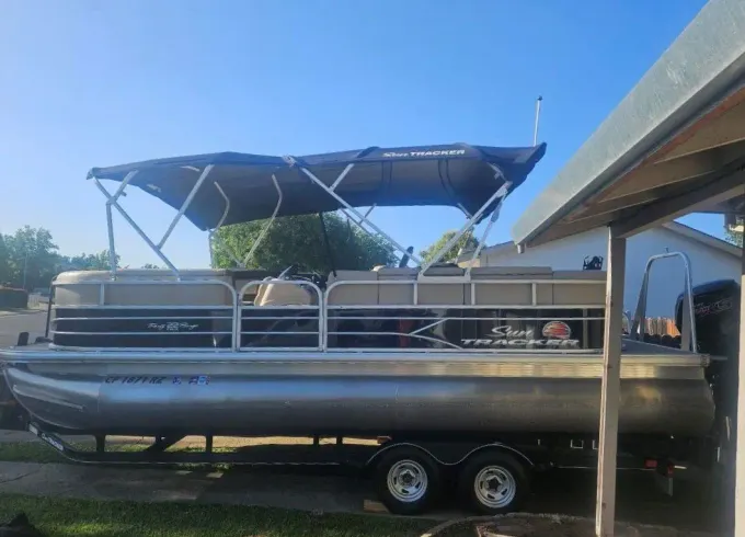 Spacious 24ft Pontoon Boat - Perfect for Family Fun and Friend Gatherings