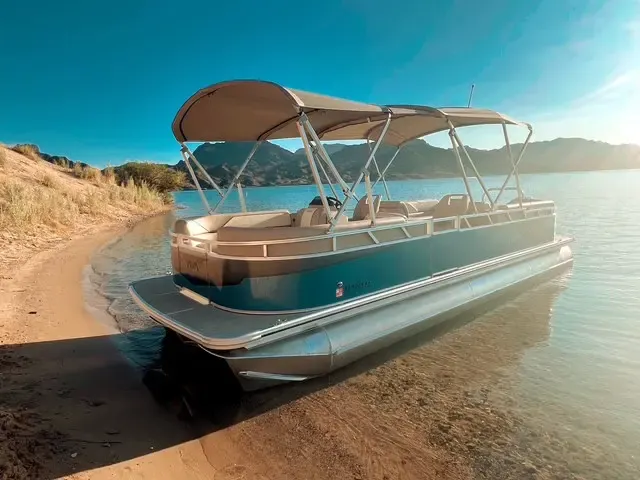 2025 Avalon Venture Tri toon with 200HP