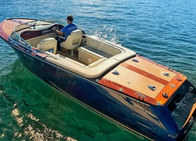 Comitti 24 Venezia-Elegance: A Classic Masterpiece on Lake Como
