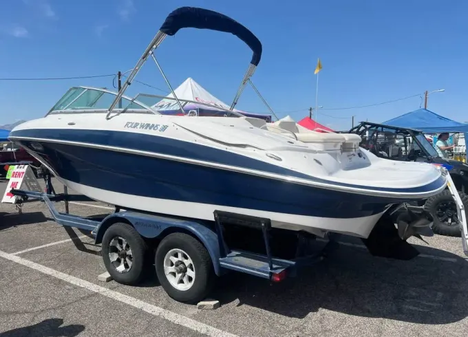 Four Winns 240 Horizon – High-performance 270HP bowrider