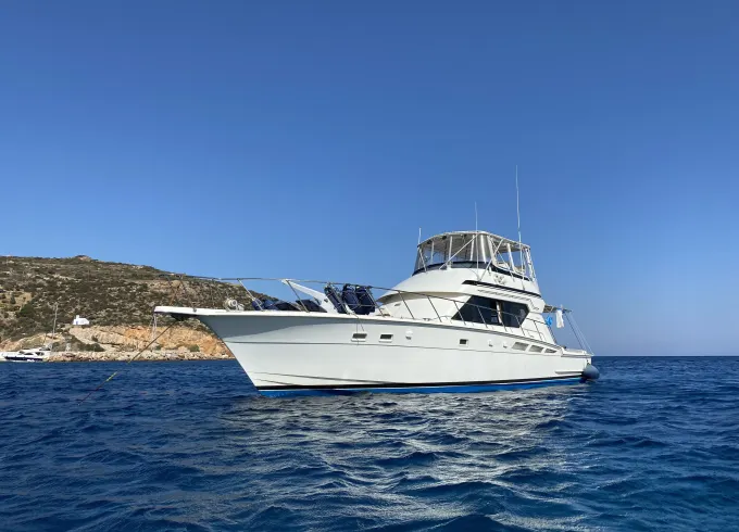 Charter a Hatteras 50 Convertible in Greece and travel in the Cyclades islands