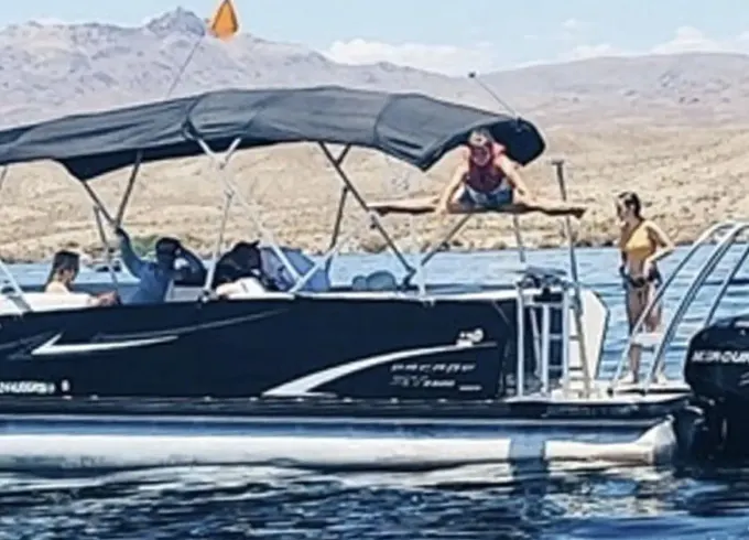 BIG 200 HP MERCURY VERADO SPACIOUS 22 FT TRITOON WITH DIVING BOARD & SKI TOWER