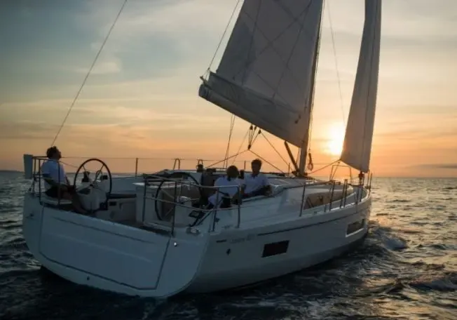 Sunset Cruise on Luxury Sailing Yacht in Waikiki