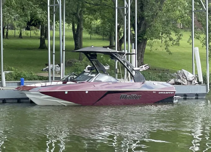 23ft Malibu Wake boat and party cove charters.