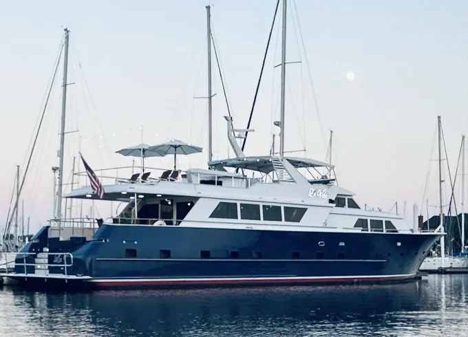 104' Luxury Super Yacht w/Full Crew & Top Deck Jacuzzi