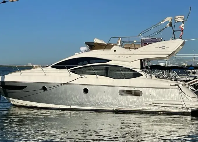 New Flybridge Azimut 40ft holds 12 in Cancun and Isla Mujeres 6hours minimum