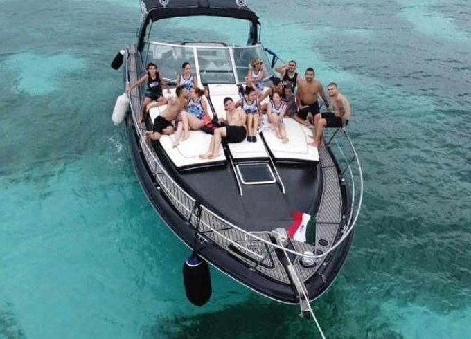 Sea Ray 45ft Sundancer in Cancún - Free Drone Video on 6 hrs. booking