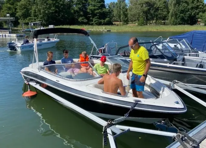 Four Winns 190 Horizon bow-rider Rental in Stockholm, Sweden