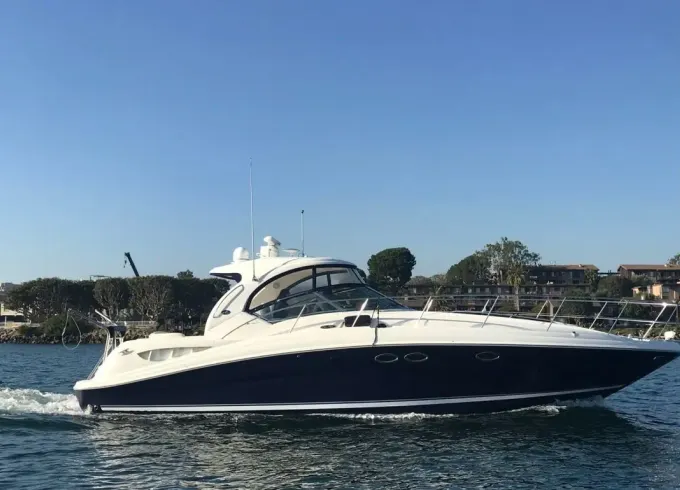 41' Sea Ray Sundancer Motor Yacht for Charter in Chicago, Illinois