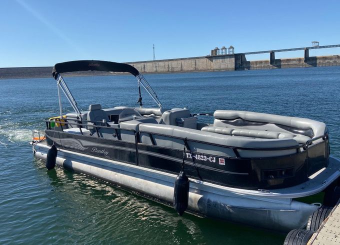 Spacious 25' Bentley Encore on Lake Travis!