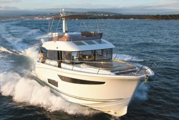 43ft Joá Jeanneau Luxury Yacht Rental in Rio de Janeiro, Brazil