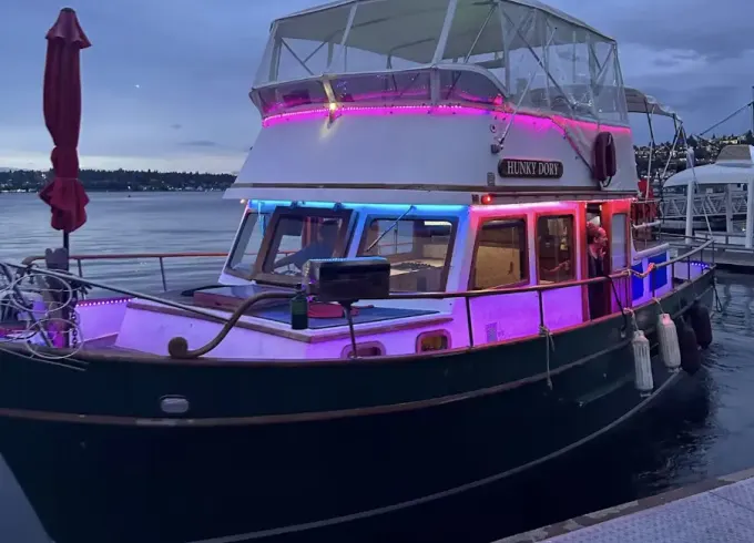 Hunky Dory Boat! Lake Union & Lake WA tours, Karaoke system, Mini fridge!