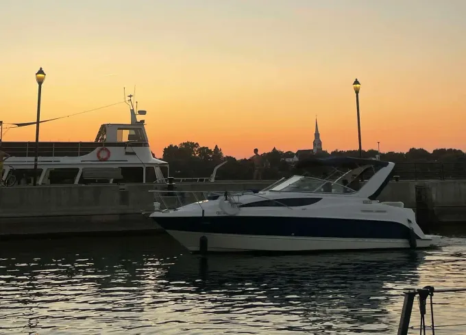Bayliner 30ft Yacht – Cruise with Captain for a Relaxing Day in Chambly, Québec