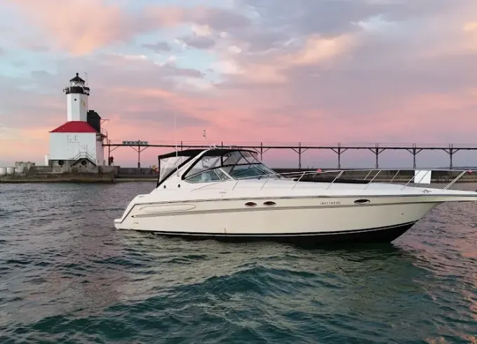 Cruise Chicagoland from a Beautiful 44ft Maxum Yacht Ready for Sun And Fun!
