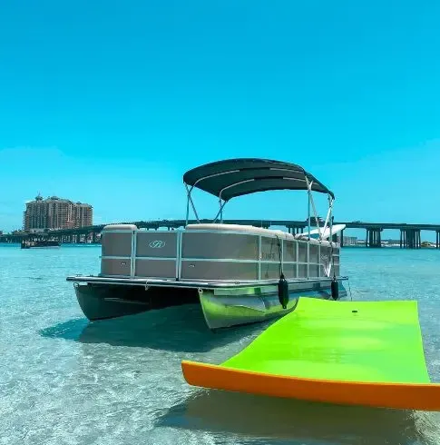 10 ppl Beautiful Bentley Pontoon - Fuel included