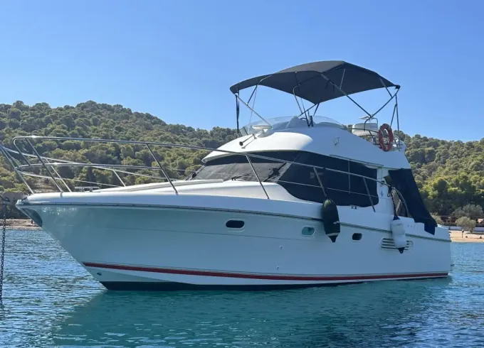 Explore the Saronic with style onboard the Jeanneau Prestige 32 Fly