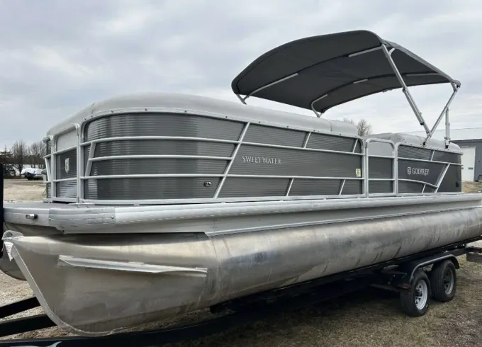 Full Service Tritoon Boat Charter On Geneva Lake