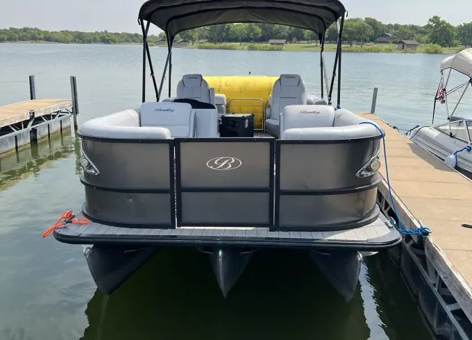 Coops. Cruisers Serving Lake Lewisville | Bentley 220 Elite Admiral Pontoon