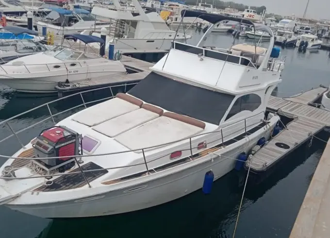 Flybridge Yacht Cruiser in Abu Dhabi