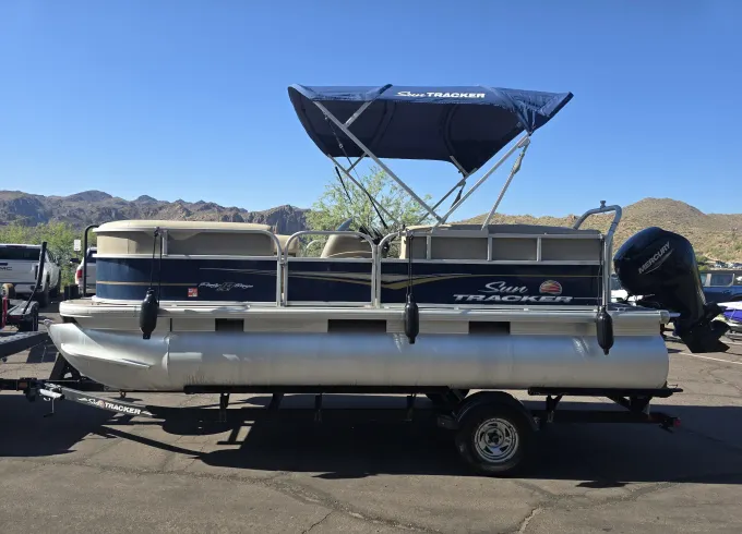 2021 18' Suntracker Party Barge