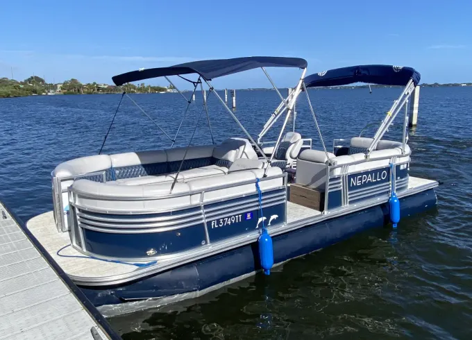 Beautiful 27 foot Luxury Tri-Toon with Captain! Dolphins, Manatee, Sunsets!