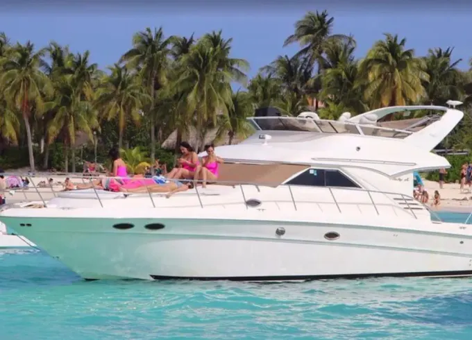 Private 46ft Sedan Bridge Motor Yacht In Cancún Quintana Roo