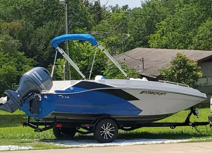 Fun on Lake Keowee waiting!  free towing Tube and Gas