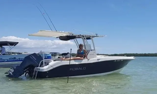 Robalo R200 Center Console 21' Delivered to Your Dock