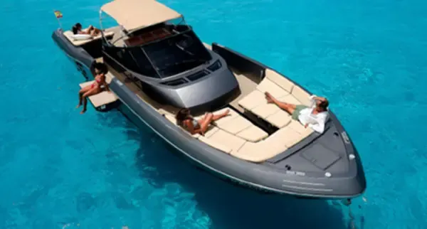 Experience the Continental 43 Tender – Where Style Meets Space!