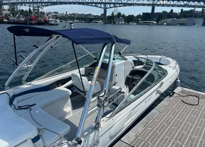 Tour/Swim Lake Union & Lake Washington Seattle in this 24' 10 person Bowrider!