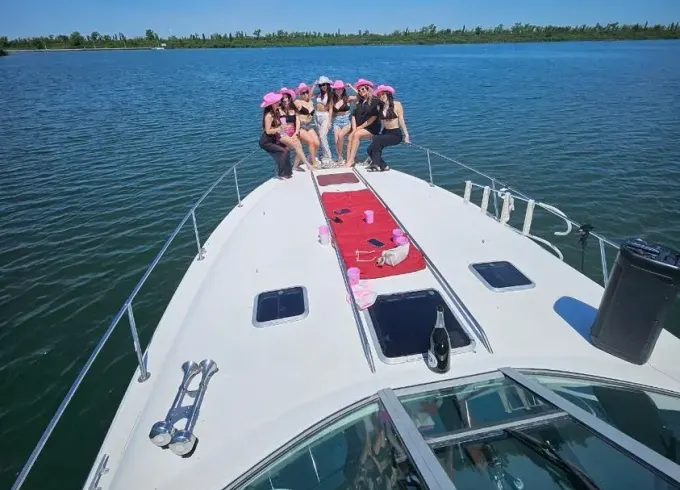 Luxury 40ft Wellcraft Yacht – Cruise in Comfort and Style