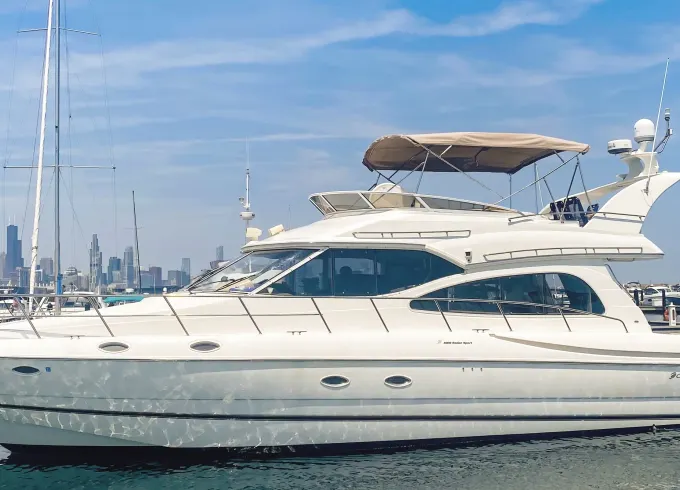 53' Cruiser Yacht with Flybridge and Sundeck for 11 Guests in Chicago