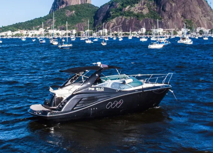 31ft Motor Yacht in Rio de Janeiro up to 10 guests