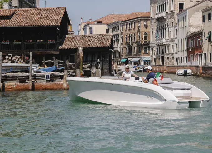 Smart Cruise in Venice on Electric Boat