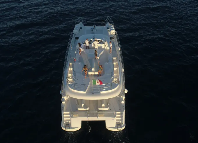 Maxi Luxury Catamarano Tour in Italy