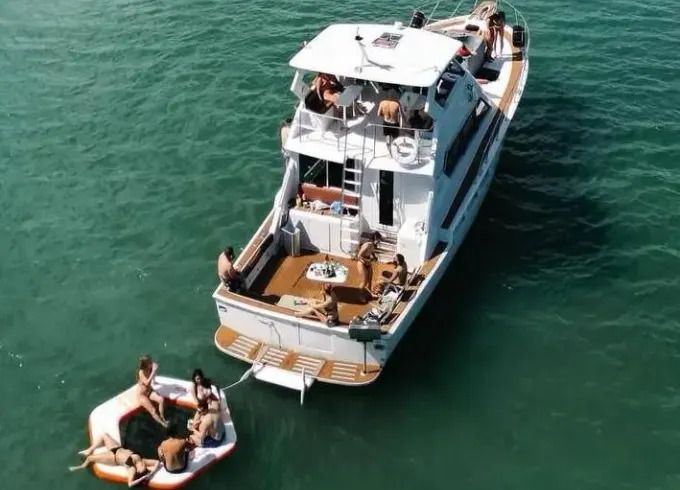 Luxury 60ft Hatteras Yacht Charter in Miami – Flybridge, Jacuzzi & Captain